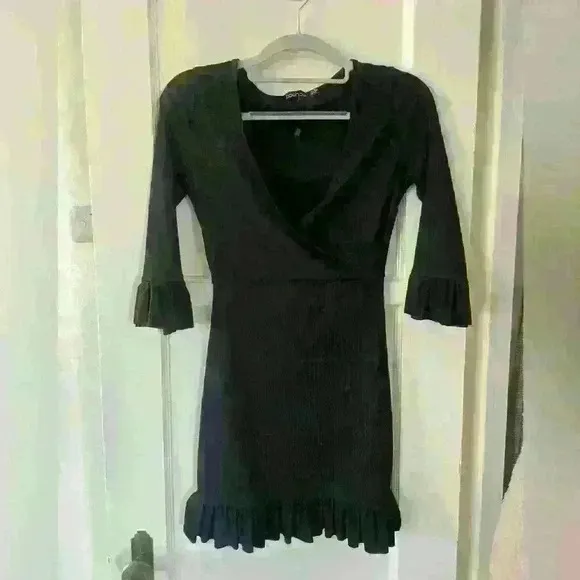 Black Boohoo flare sleeve dress size 4