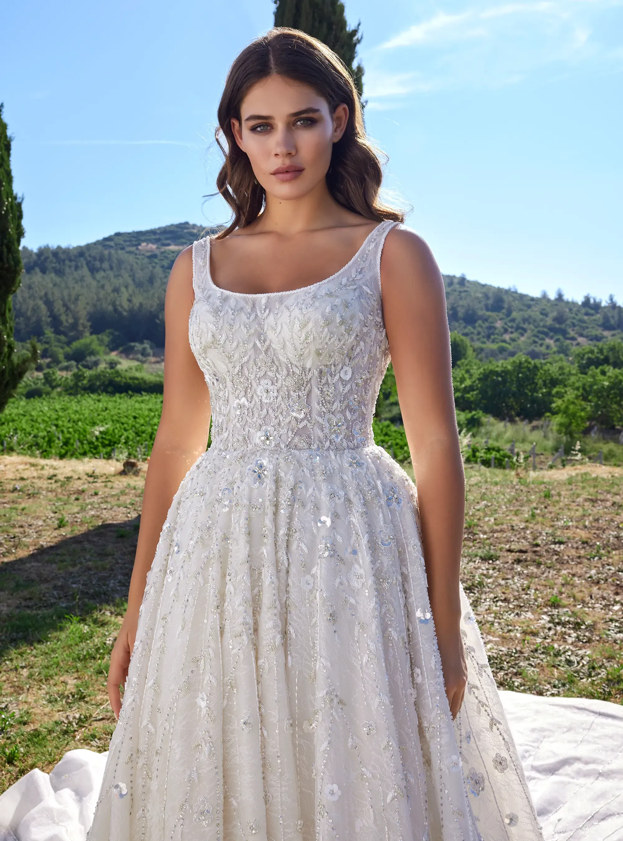Luxury Shinny Floral Bridal Gown Embroidered Veil with Scoop Neckline