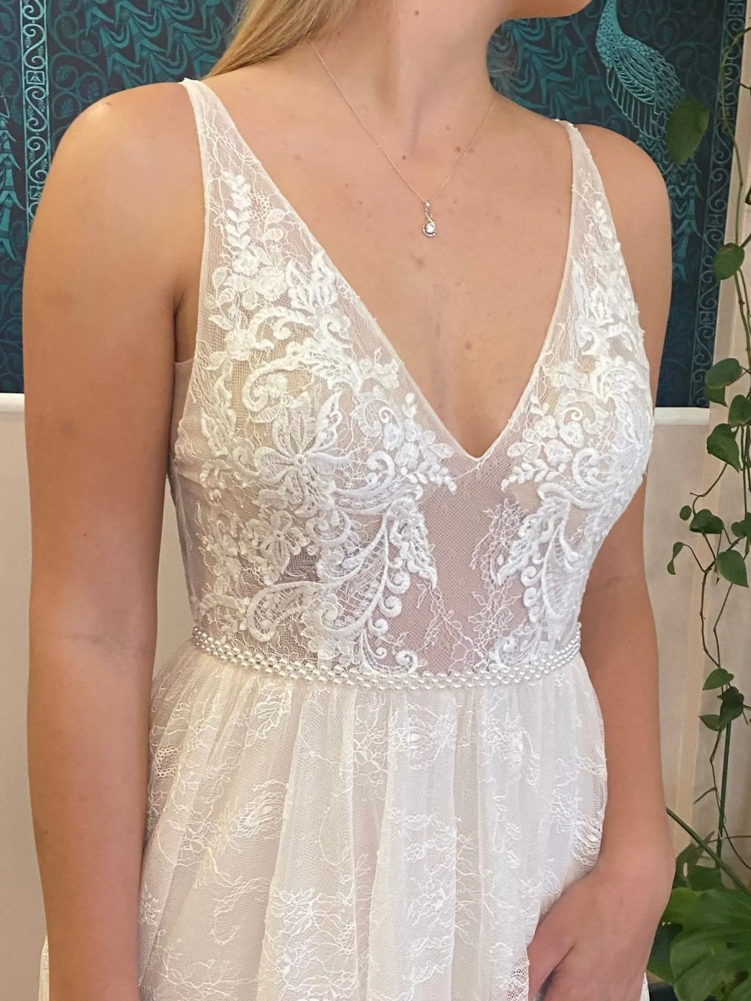 Mary romantic ivory/champagne wedding gown size 12/14 Express NZ wide