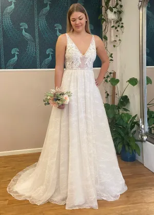 Mary romantic ivory/champagne wedding gown size 12/14 Express NZ wide