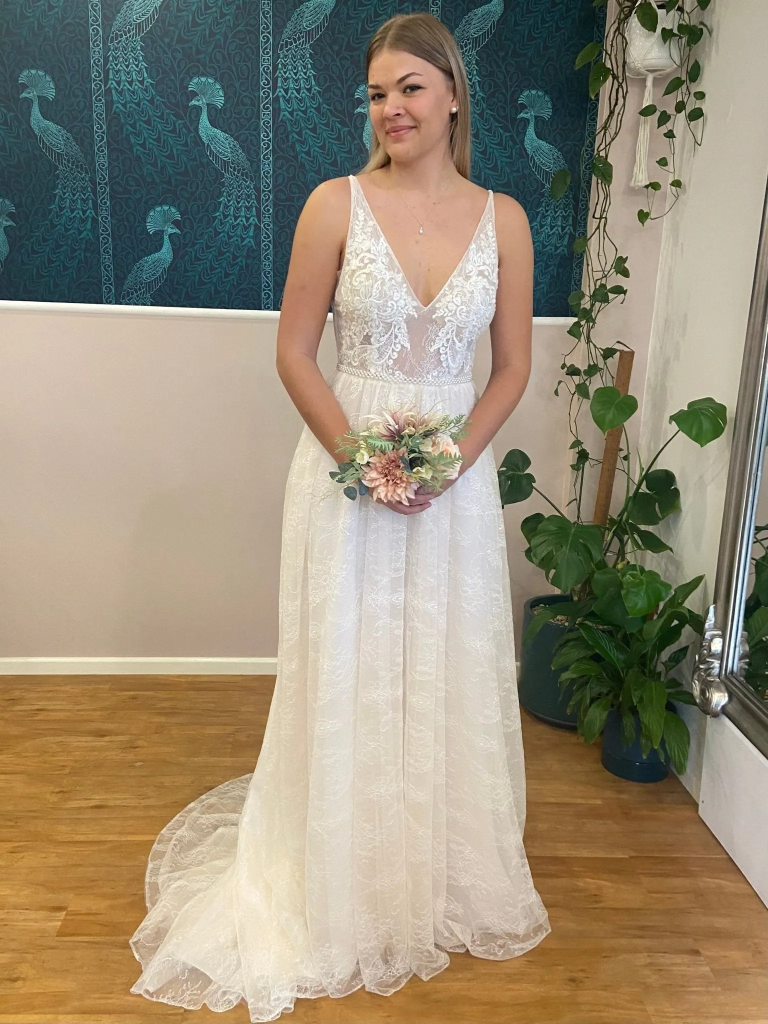 Mary romantic ivory/champagne wedding gown size 12/14 Express NZ wide