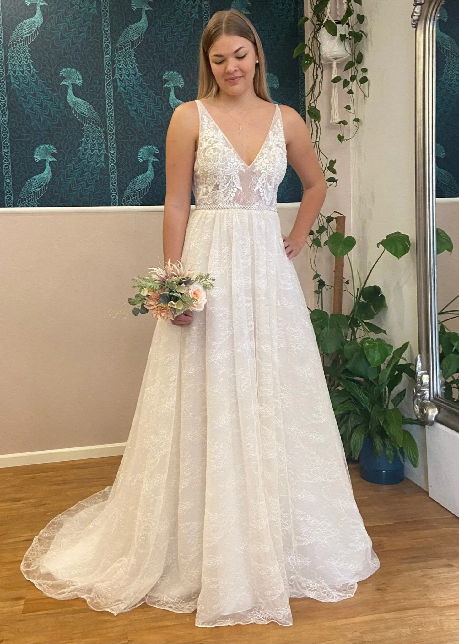 Mary romantic ivory/champagne wedding gown size 12/14 Express NZ wide