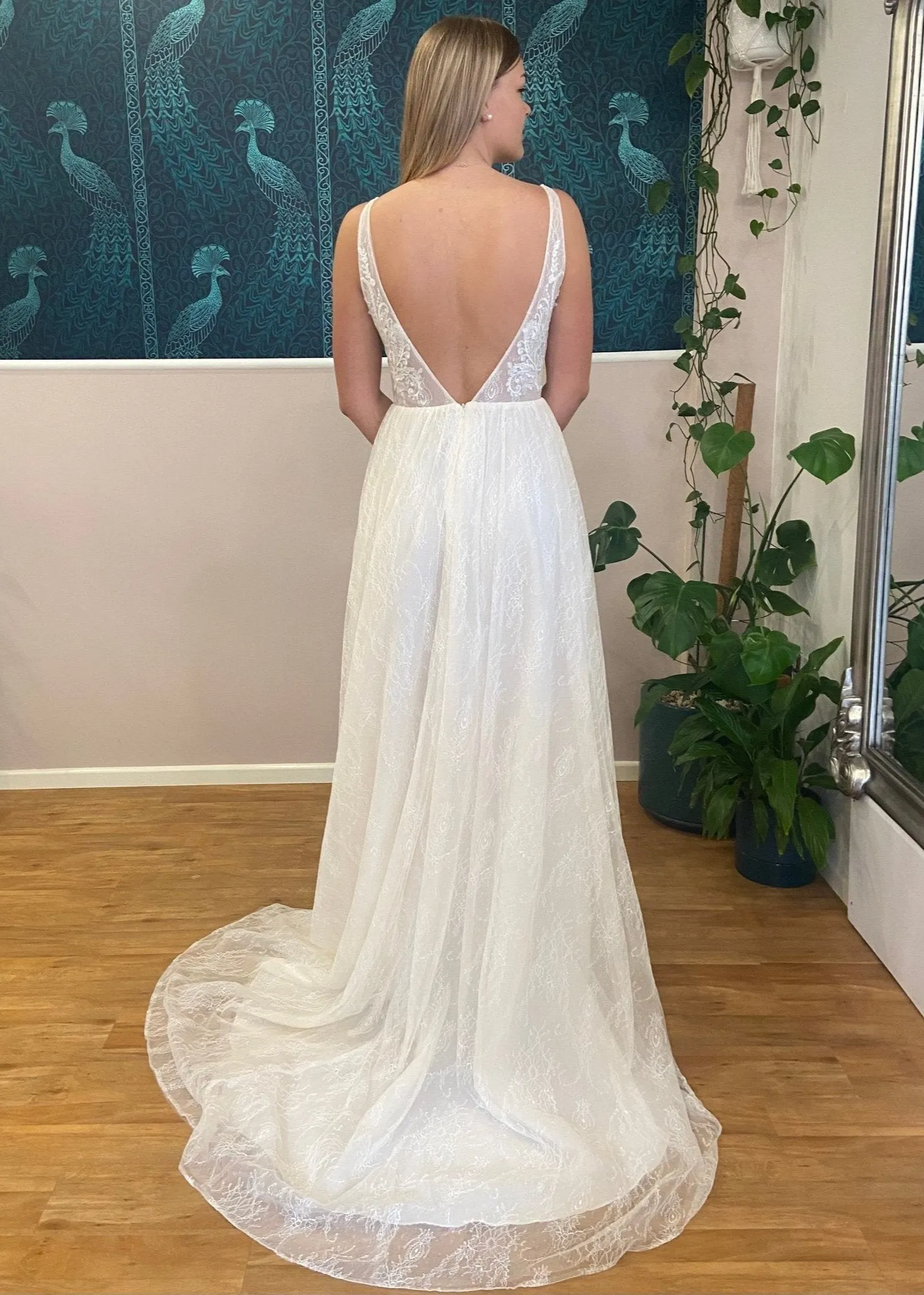 Mary romantic ivory/champagne wedding gown size 12/14 Express NZ wide