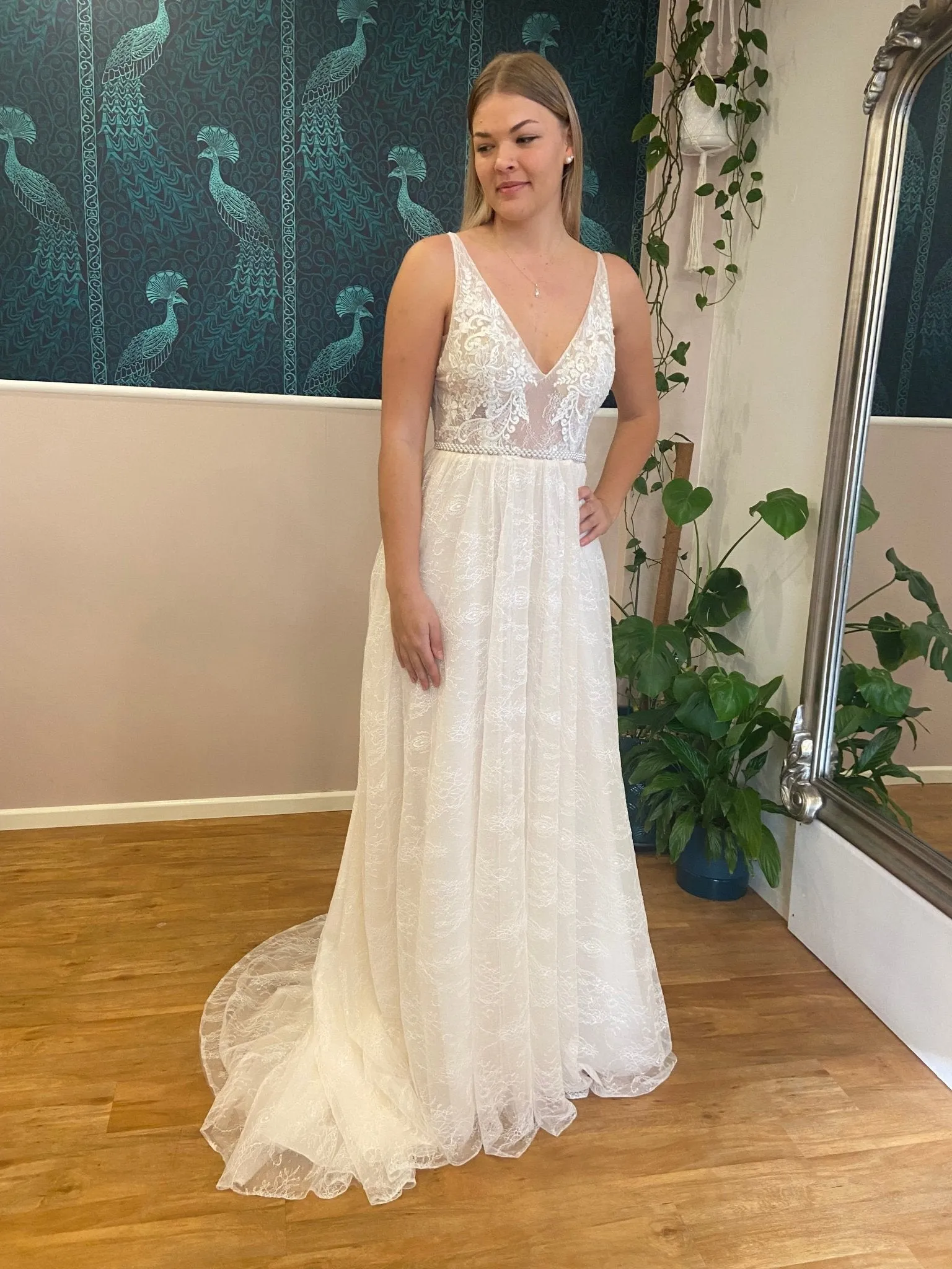 Mary romantic ivory/champagne wedding gown size 12/14 Express NZ wide