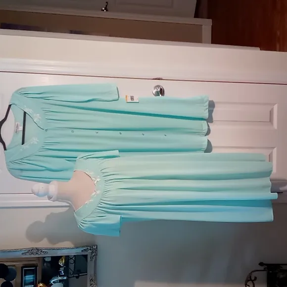 Miss Elaine NWT Robe/Gown 2 Piece Set Sea Foam Size Small Nylon Tricot