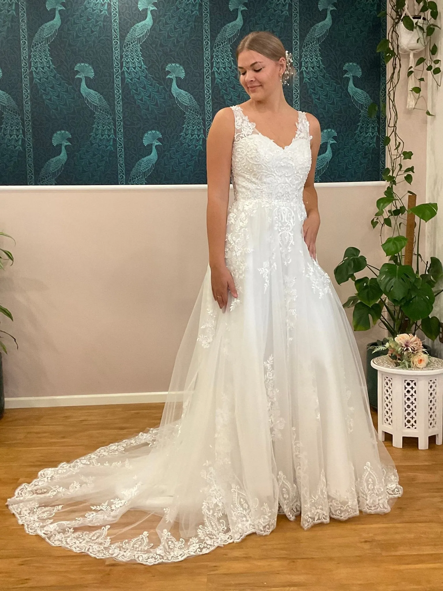 Missy ivory tulle and lace wedding gown s10-12 Express NZ wide