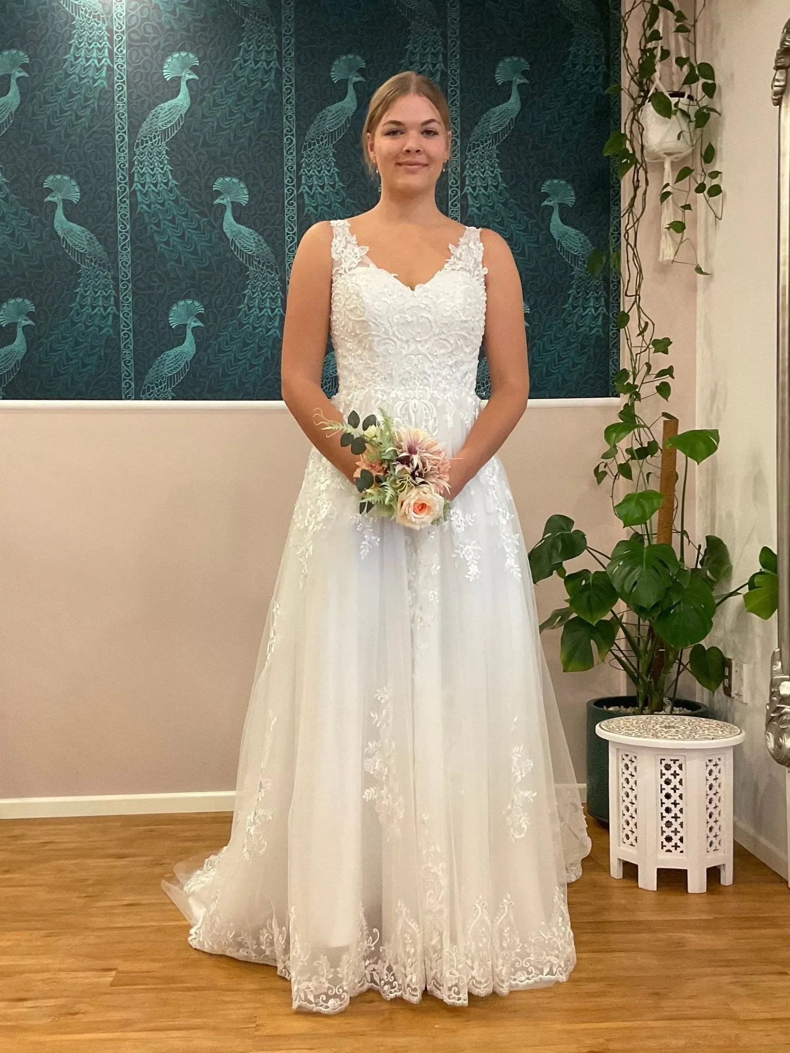 Missy ivory tulle and lace wedding gown s10-12 Express NZ wide
