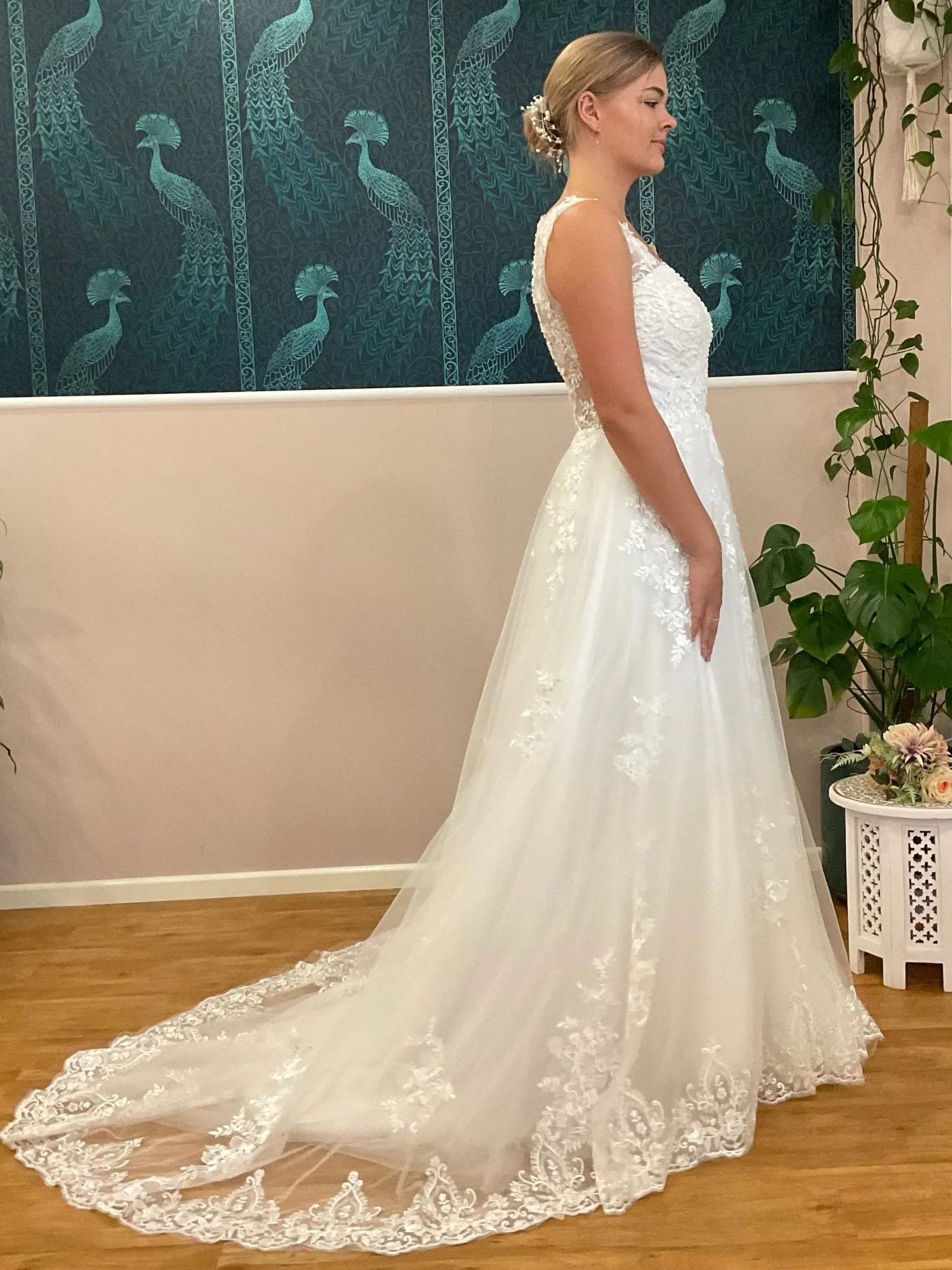 Missy ivory tulle and lace wedding gown s10-12 Express NZ wide