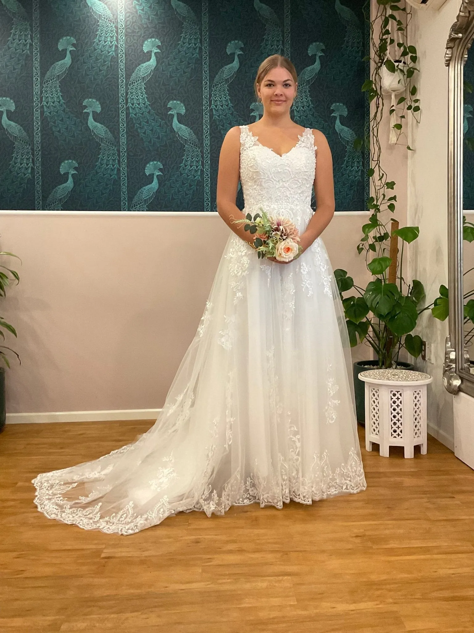 Missy ivory tulle and lace wedding gown s10-12 Express NZ wide