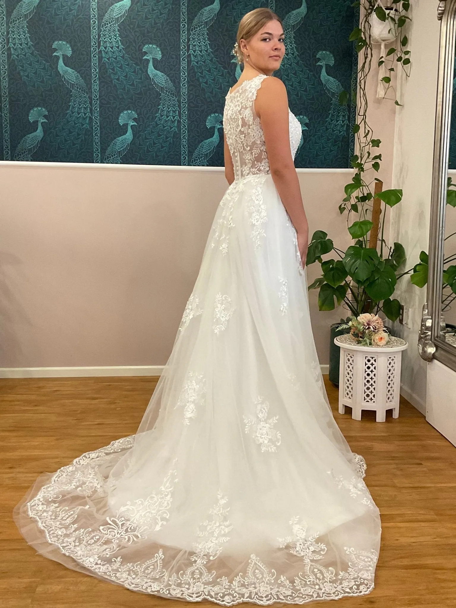 Missy ivory tulle and lace wedding gown s10-12 Express NZ wide