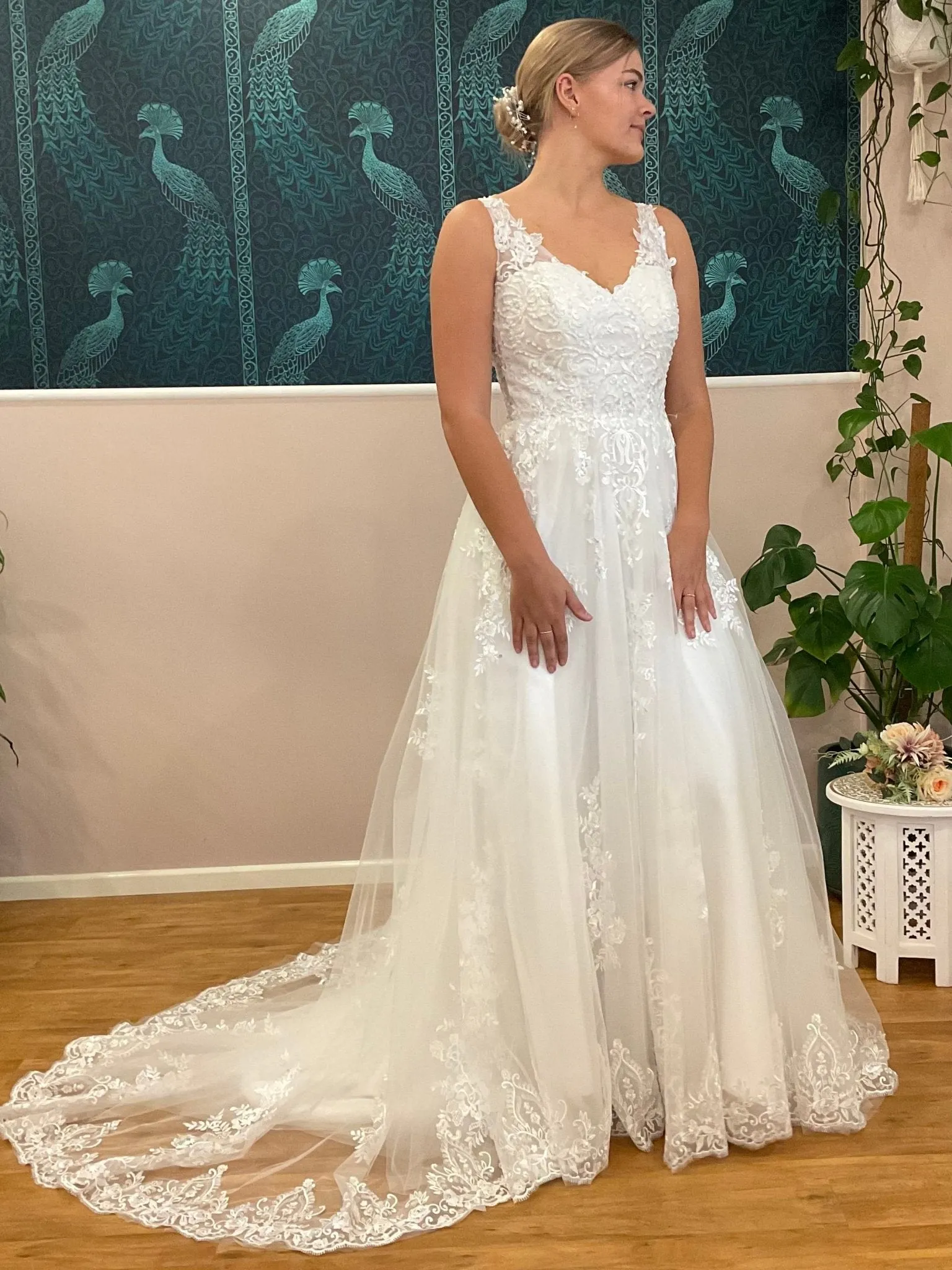 Missy ivory tulle and lace wedding gown s10-12 Express NZ wide