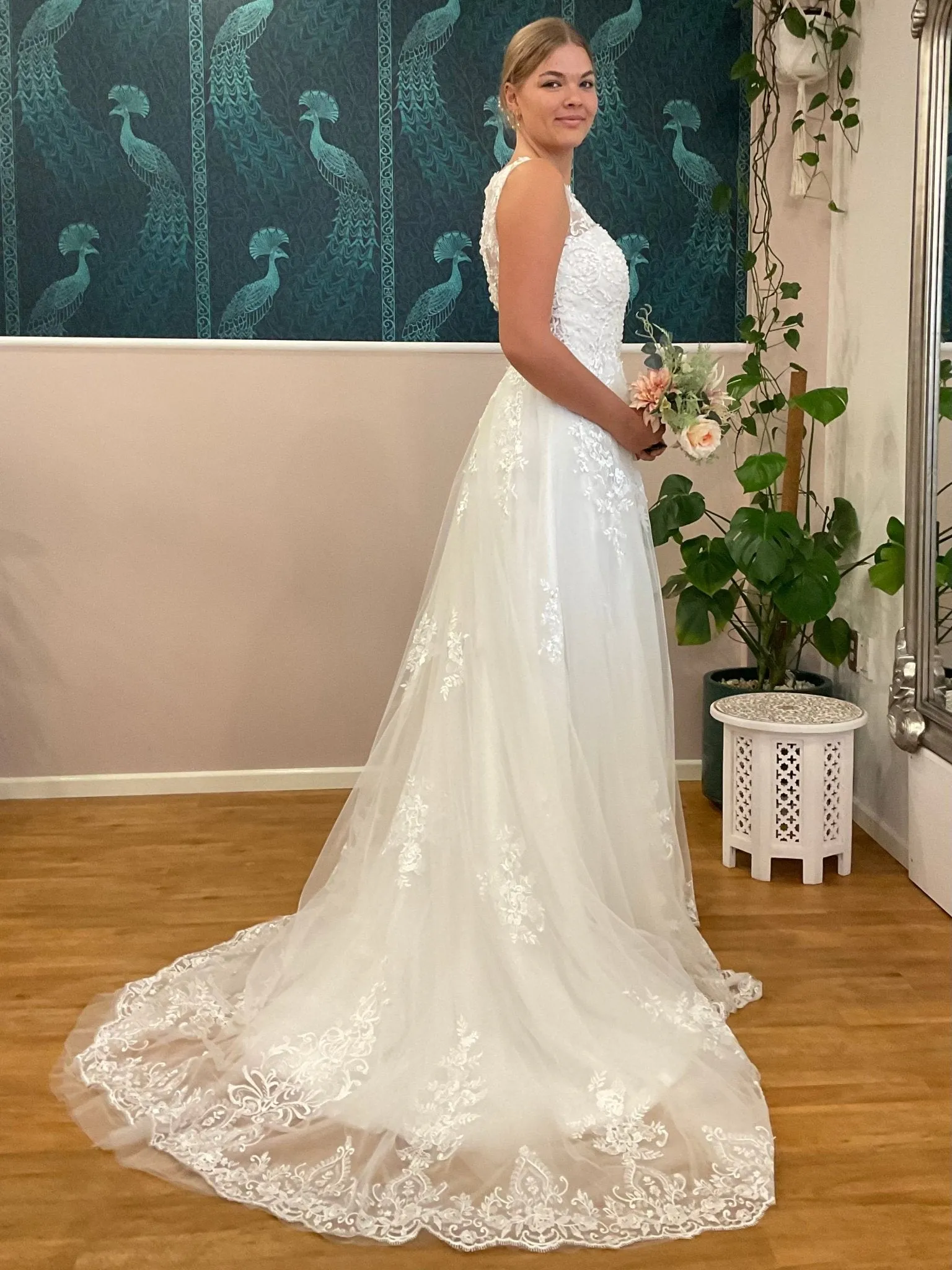 Missy ivory tulle and lace wedding gown s10-12 Express NZ wide