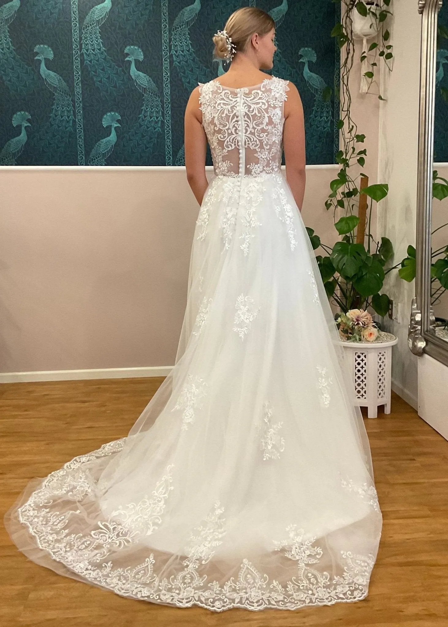 Missy ivory tulle and lace wedding gown s10-12 Express NZ wide