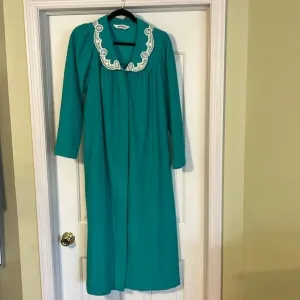Shadowline vintage robe, full length. Size Med.