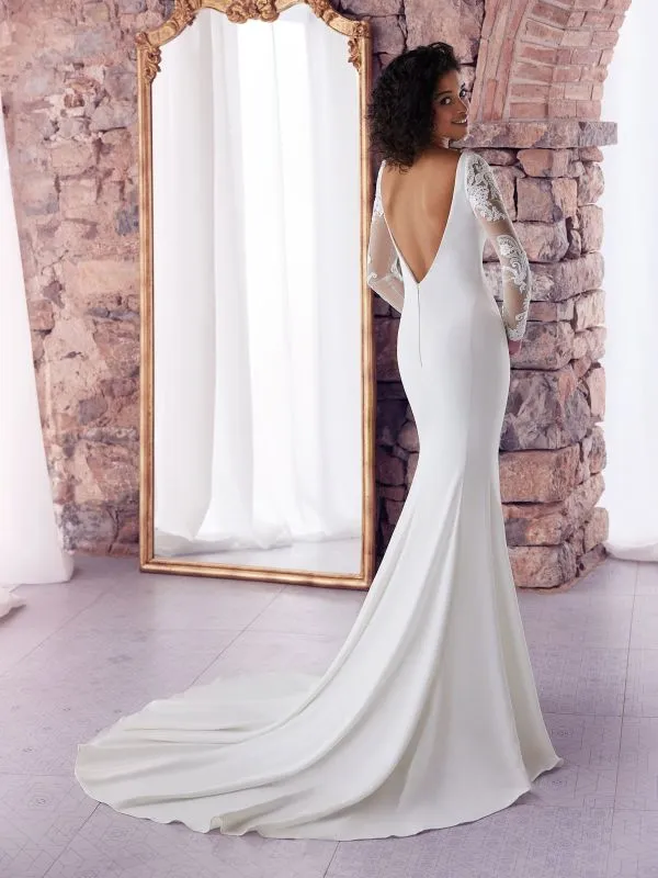 W1 White One Size 6 Ljubov Off White Gown