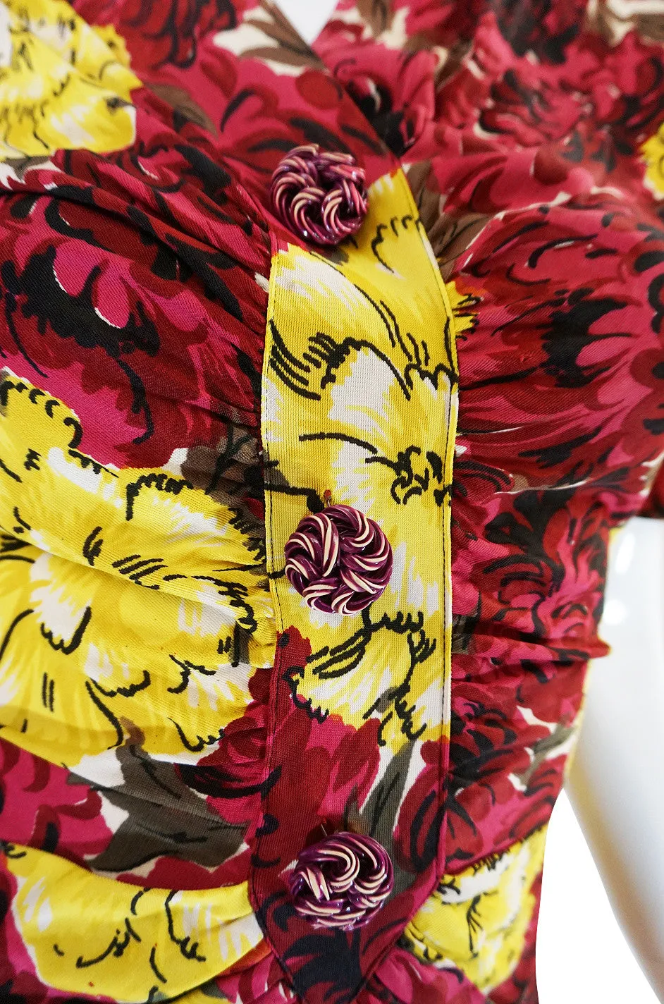Wonderful 1940s Floral Print & Early Plastic Button Dress