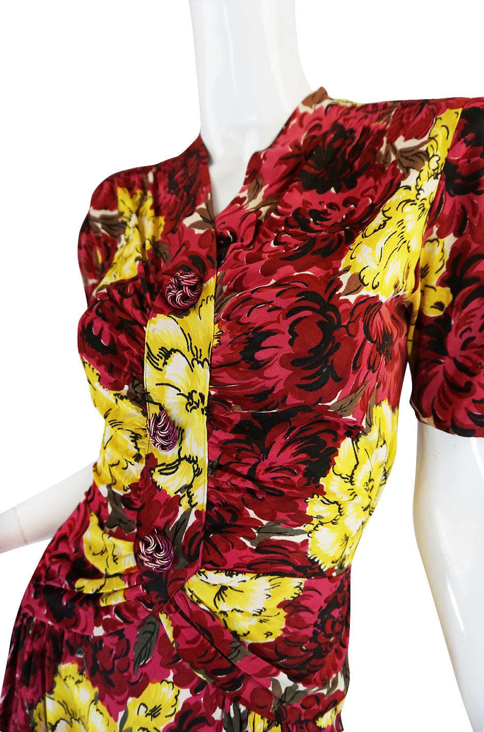 Wonderful 1940s Floral Print & Early Plastic Button Dress