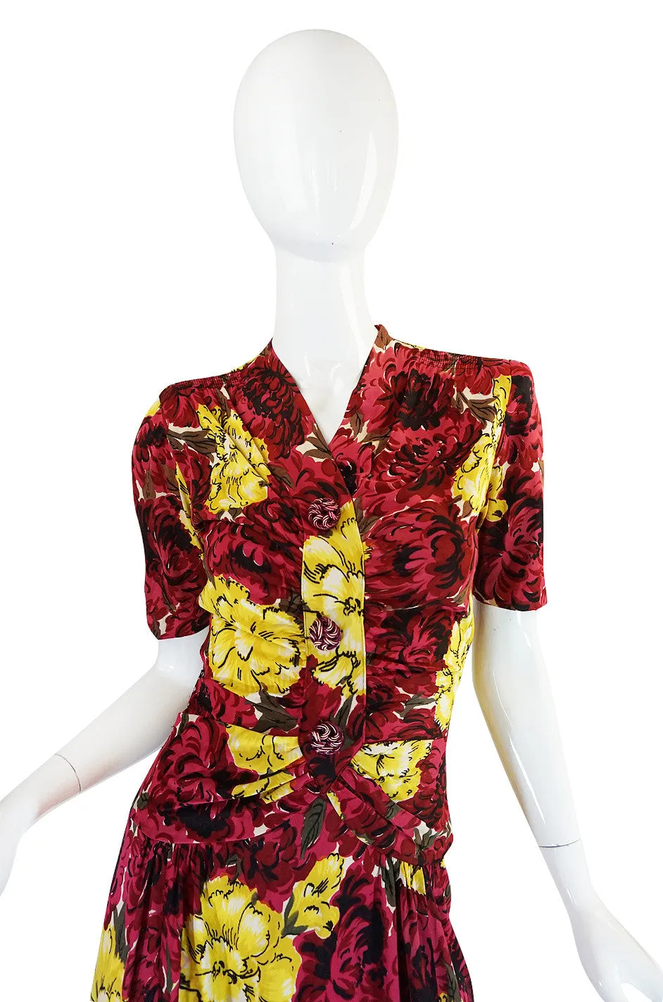 Wonderful 1940s Floral Print & Early Plastic Button Dress